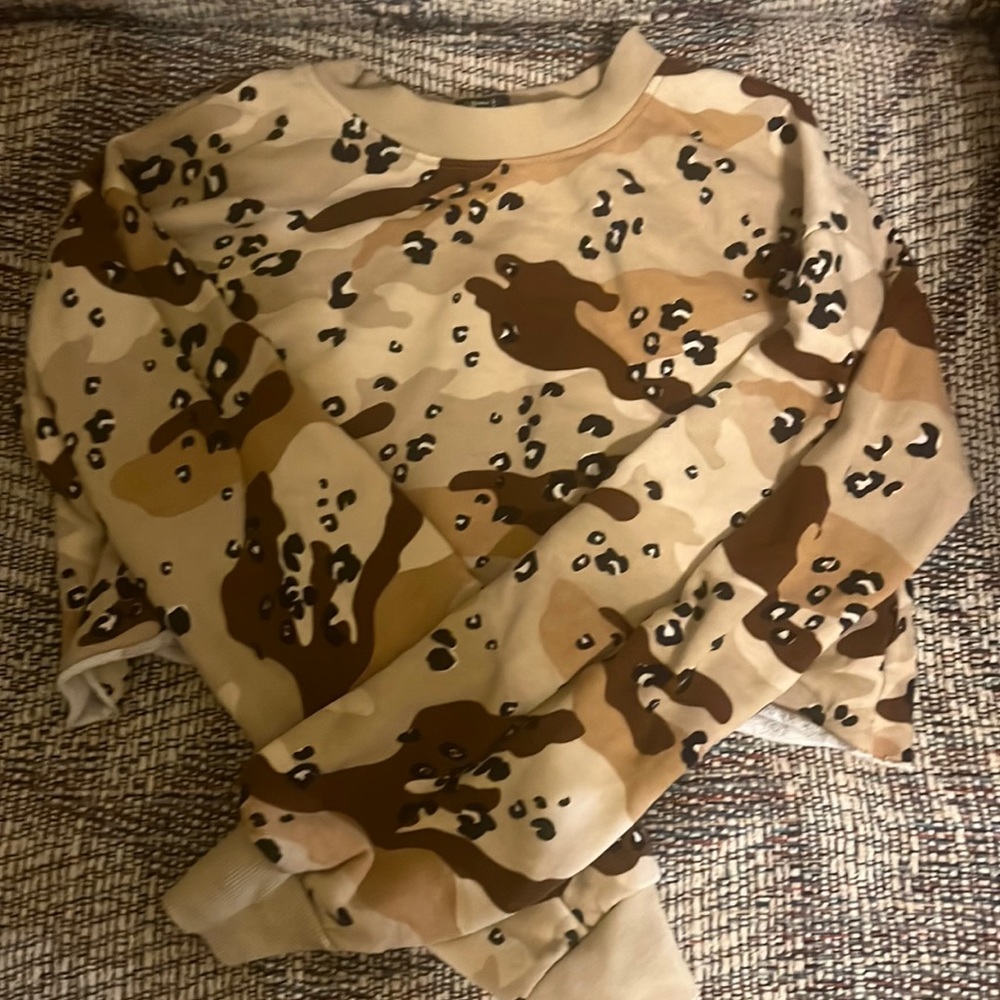 Forever 21 cropped camo sweatshirt